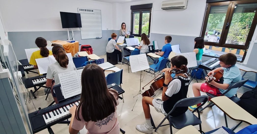 cemmecjaen's tweet photo. 💙¡Qué bonito suena este Conjunto Instrumental de los jueves con @candela_cello!😍😍
.
#orgullocemmec #cemmec #conjuntoinstrumental https://t.co/fA6sBK9Uxj