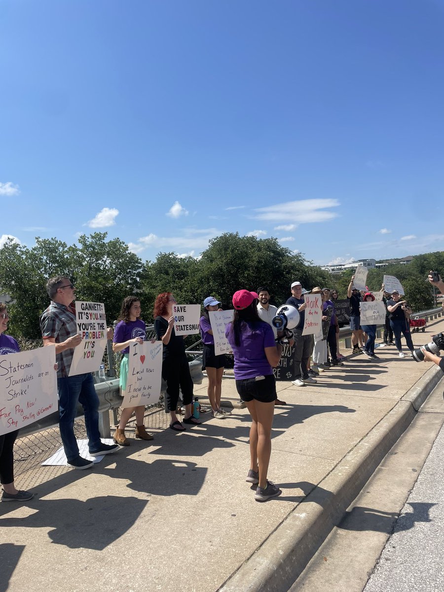 Staff from the <a href="/AustinNewsGuild/">Austin NewsGuild</a> are on strike today on the Congress Ave bridge. They’re asking for a fair contract with better pay and regular raises. <a href="/KUT/">KUT Austin</a>