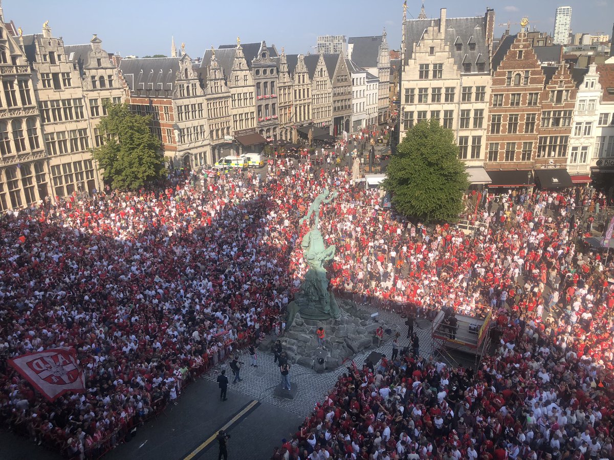 De eerste mensen komen stilaan toe. Hahaha. Antwerp kampioenen!