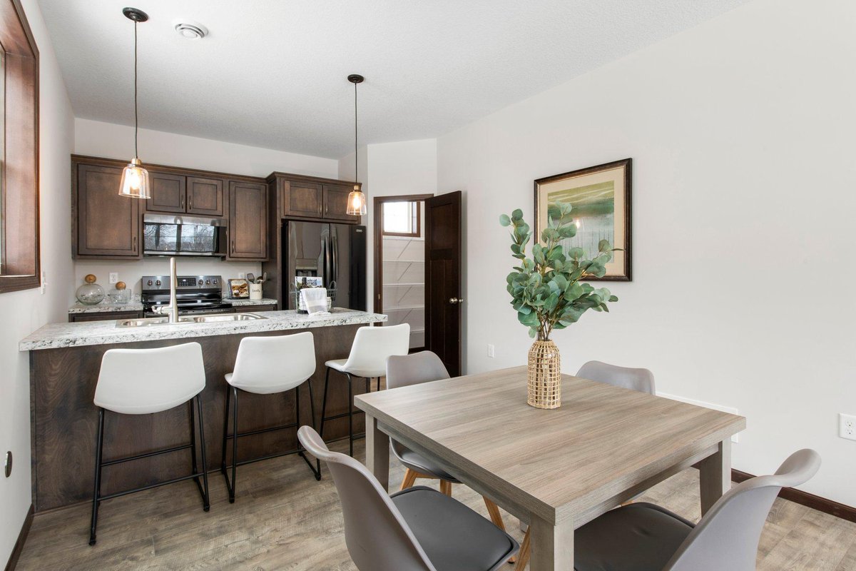 Charming 3 BD/ 3 BA in Chaska has a lot to offer. Call/text/DM me for info.  cpix.me/l/171051232