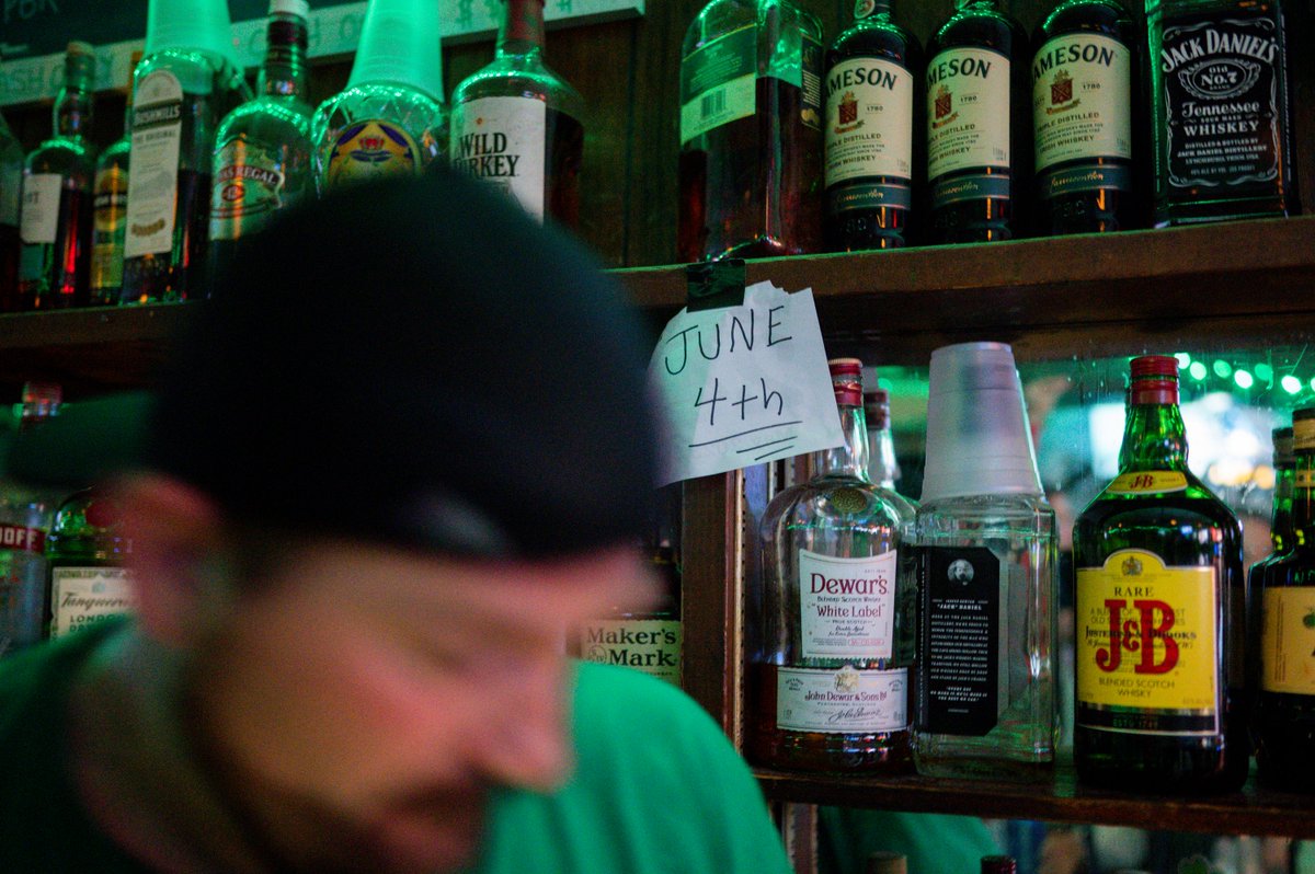BostonGlobe's tweet photo. Farewell, Sligo Pub.

On Sunday, devoted patrons crammed shoulder to shoulder in the Davis Square watering hole to bid farewell to the 75-year-old family establishment on its final day of business. https://t.co/CxPQHSSu1V https://t.co/CPGScgFFu7