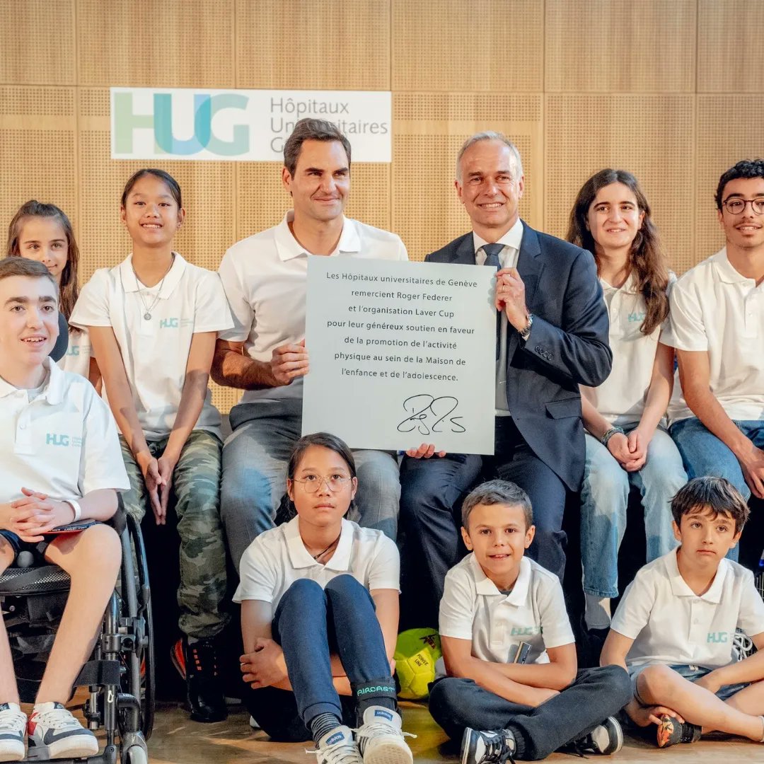 On the occasion of the inauguration of the MEA, @rogerfederer shared some balls with children.  Bertrand Levrat and Professor Alain Gervaix also lent themselves to the exercise!  #meaHUG #health #tennis @LaverCup
Credit - @Hopitaux_unige
