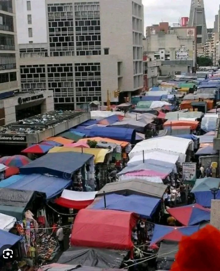 #ULTIMAHORA cientos de venezolanos migrantes y emprendedores, amanecieron con sus puestos en el boulevard de sabana grande.