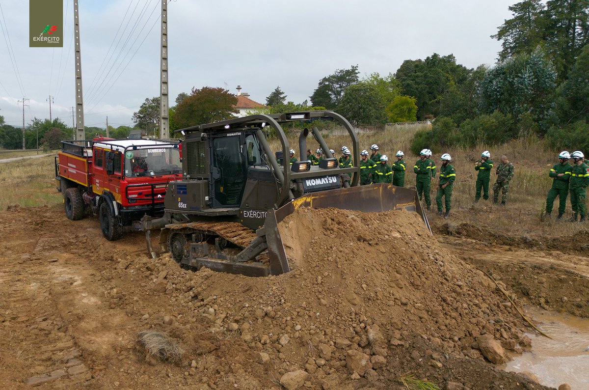 Exercito_pt's tweet photo. O Exército, através do Regimento de Engenharia N.º 1 realizou uma ação de formação no âmbito do Plano de Apoio Militar de Emergência do Exército
➡️https://t.co/uJO9etVqnQ
Ao serviço dos Portugueses.
#ExércitoPortuguês #DefesaNacional #ApoioMilitarEmergência #RE1 https://t.co/DLUbbndzvL