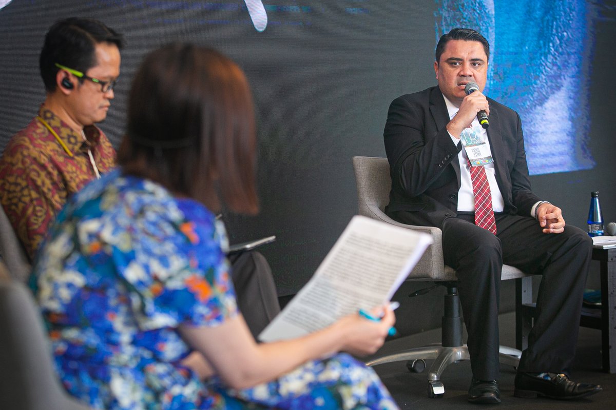 UnderstandRisk's tweet photo. Did you watch the #UR22 plenary “Money Talks: The Risk of Not Knowing Your Risk”?
On this session, we learned:
📌how governments are preparing to pay bills in the aftermath of disasters
📌the financial tools they are using
Watch the recording 👇 https://t.co/CXEVDx6rbu https://t.co/Qv1QD3Z28a