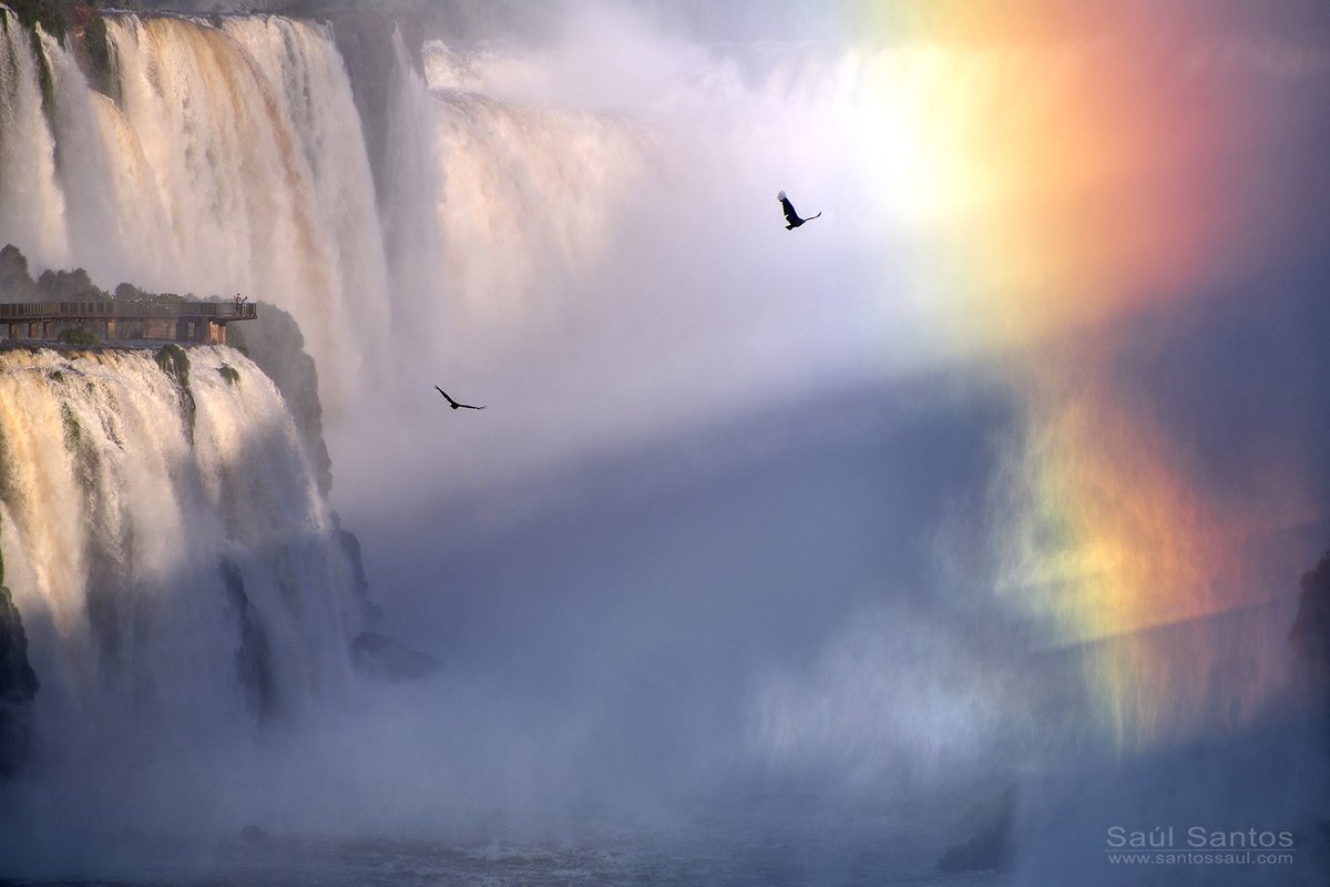 Cataratas del Iguazú. Un lugar que a todo el que lo visita lo deja sin calificativos, por su belleza, fuerza, magnitud y energía. Imposible representar su belleza y magnitud en una imagen, es es mi manera más cercana de intentar reflejar dicha dimensión. 
#iguazu #argentina