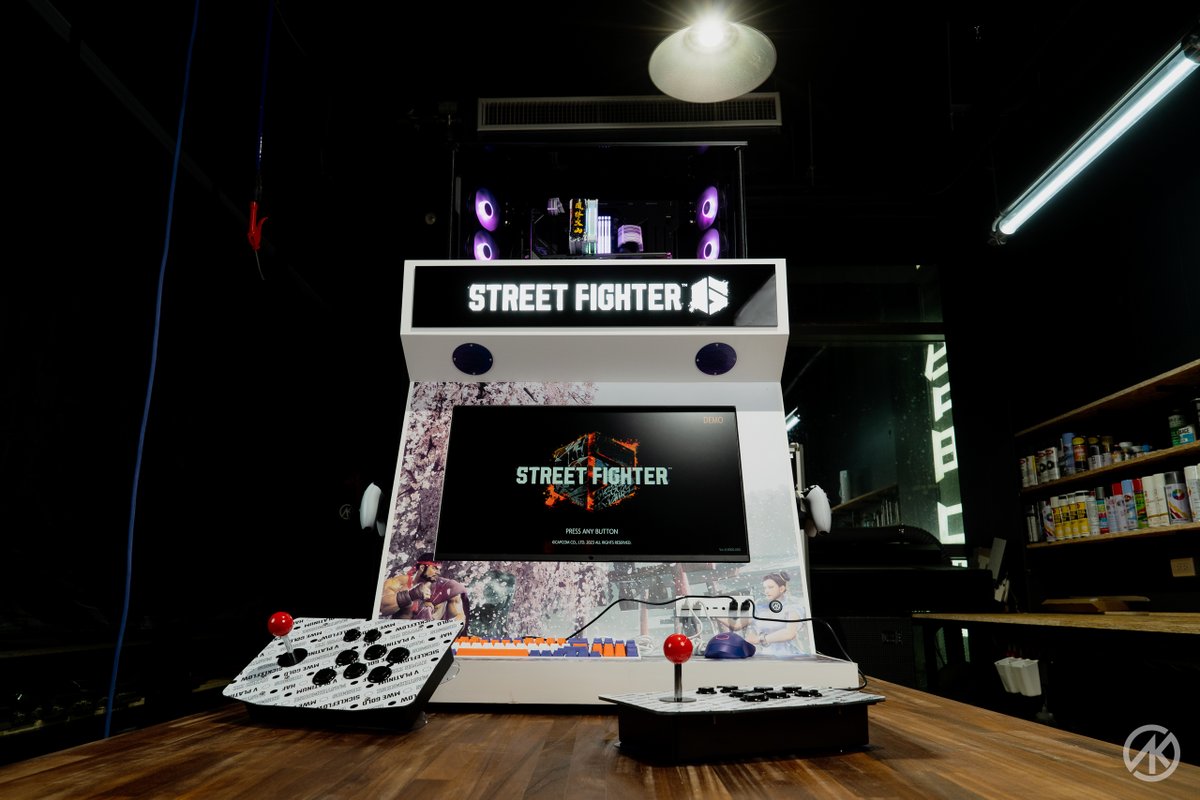 The project revolves around a nostalgic-style gaming machine, featuring a fully integrated console that can rise and descend from within the arcade cabinet.

#CoolerMaster 
#Kingston 
#intel 
#ROG 

#StreetFighter 

#Computex2023 

#AKMod