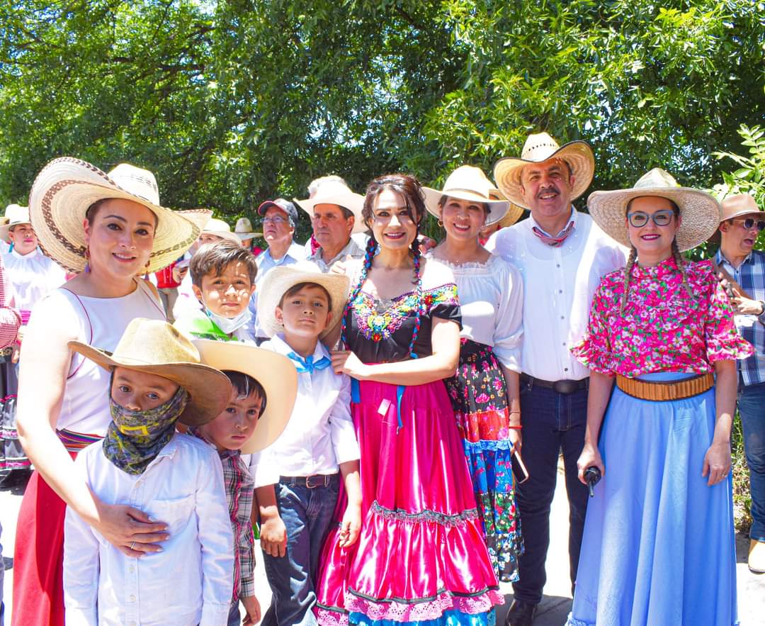 IEMDgo_'s tweet photo. El personal del @IEMDgo_ encabezado por su directora @alejandrat8a hizo un #ViajeEnElTiempo en el municipio de San Juan del Río para remontarnos a tiempos revolucionarios. ⏳⏰🧭
#DurangoCercadeTi #VisitaDurango 🫶 https://t.co/ewTDKTvEvZ