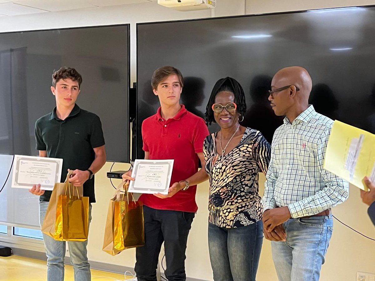 AcGuadeloupe's tweet image. La remise des Prix des #OlympiadesDeMathematiques fut l’occasion de féliciter les élèves pour leurs résultats et de valoriser le travail des équipes pédagogiques 👏
Ces opérations permettent de dynamiser les mathématiques et de cultiver l’excellence ! 
#PlanMaths
