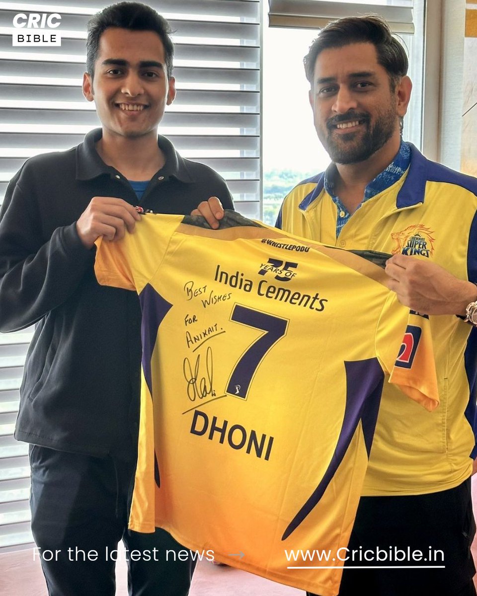 🏏👑 MS Dhoni, despite 🦵 injury, played the entire season with only one knee to bring joy to his fans who eagerly await his presence every year. 

Respect, man! 👏🫡 

MS Dhoni signed a jersey for a fan.💯🙌

#CricketLegend #ThalaPower
#IPL2023Winner #CricBible