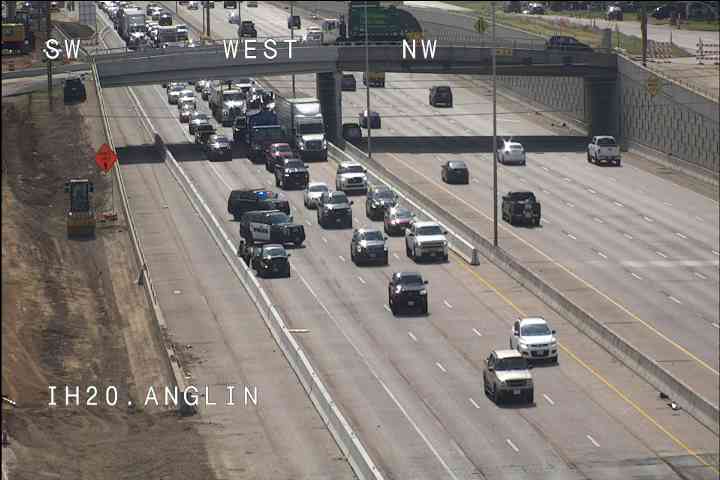 #FORESTHILL #FTWORTH #KENNEDALE   EB 20 before Anglin, police activity blocks the right lane.