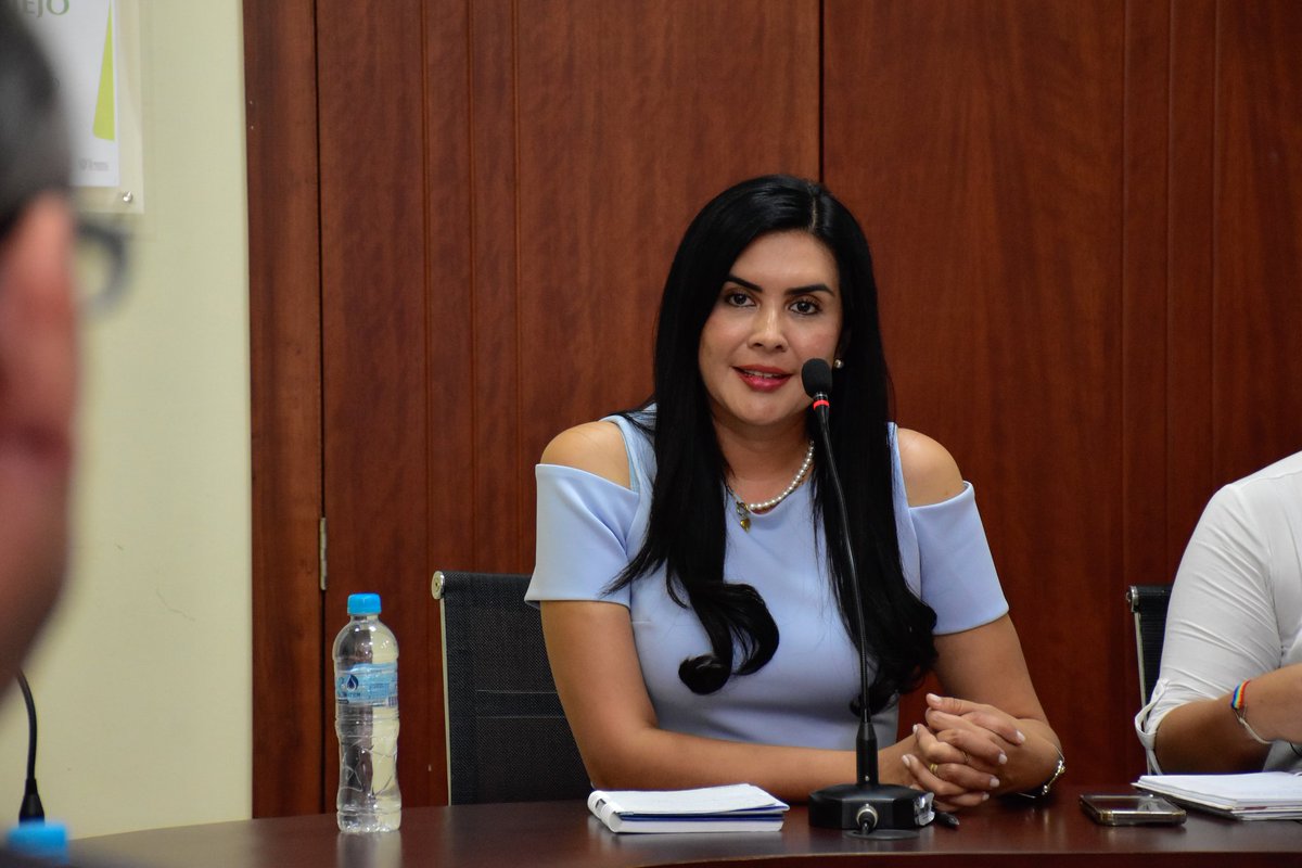 EducacionZ4_Ec's tweet photo. [PORTOVIEJO] Coordinadora @LopezJulia21, mantuvo una reunión de trabajo con @Javier_PincayS, alcalde de @PortoviejoGAD y directores Zonales, con el fin de generar acciones coordinadas en beneficio de nuestras niñas, niños y adolescentes.

#ExcelenciaEnEducaciónEc https://t.co/axpSB6GHsu