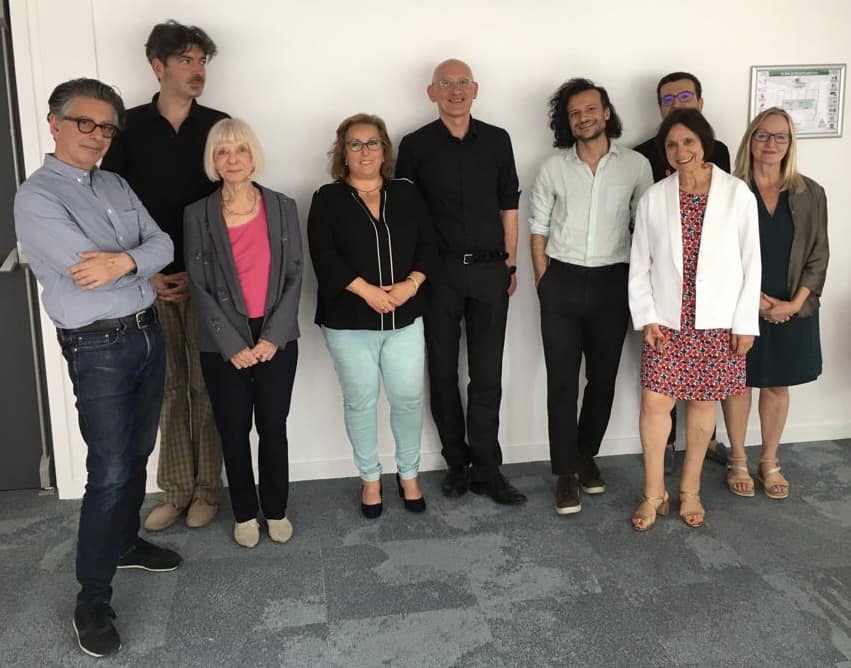 alors qu’elle travaillait avec François  Mitterrand et Jean-Pierre Chevenement… (photo: elle est entourée à sa droite par Paul Mathias et Livio Boni, à sa gauche par Nedjima Rahmouni, Alain Patrick Olivier, Angelo Vannini, Monique David-Ménard, Michel Olivier, Sarah Thornton).
