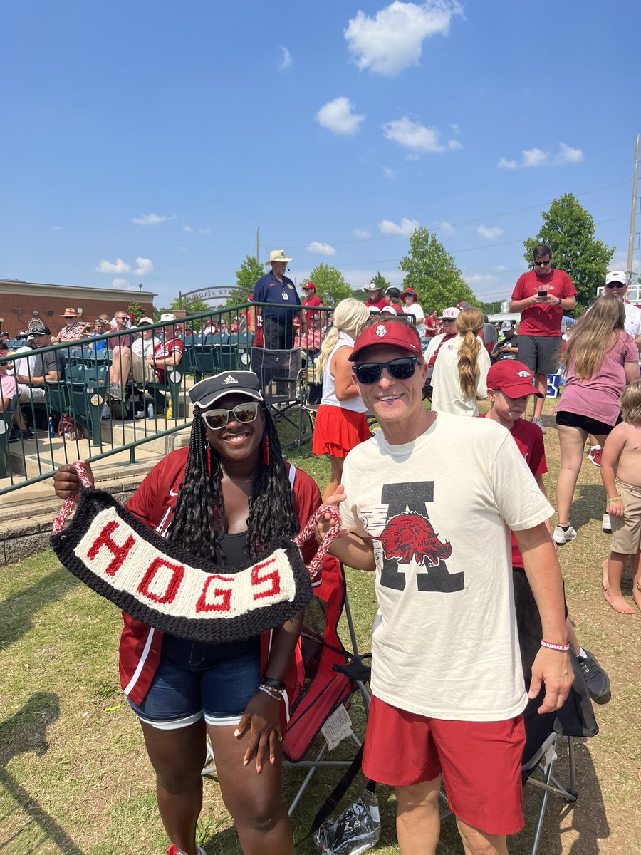 Knit_At_Baum's tweet photo. @EricPMusselman Come knit in the hog pen with me one day! https://t.co/NOZFdxuRvI