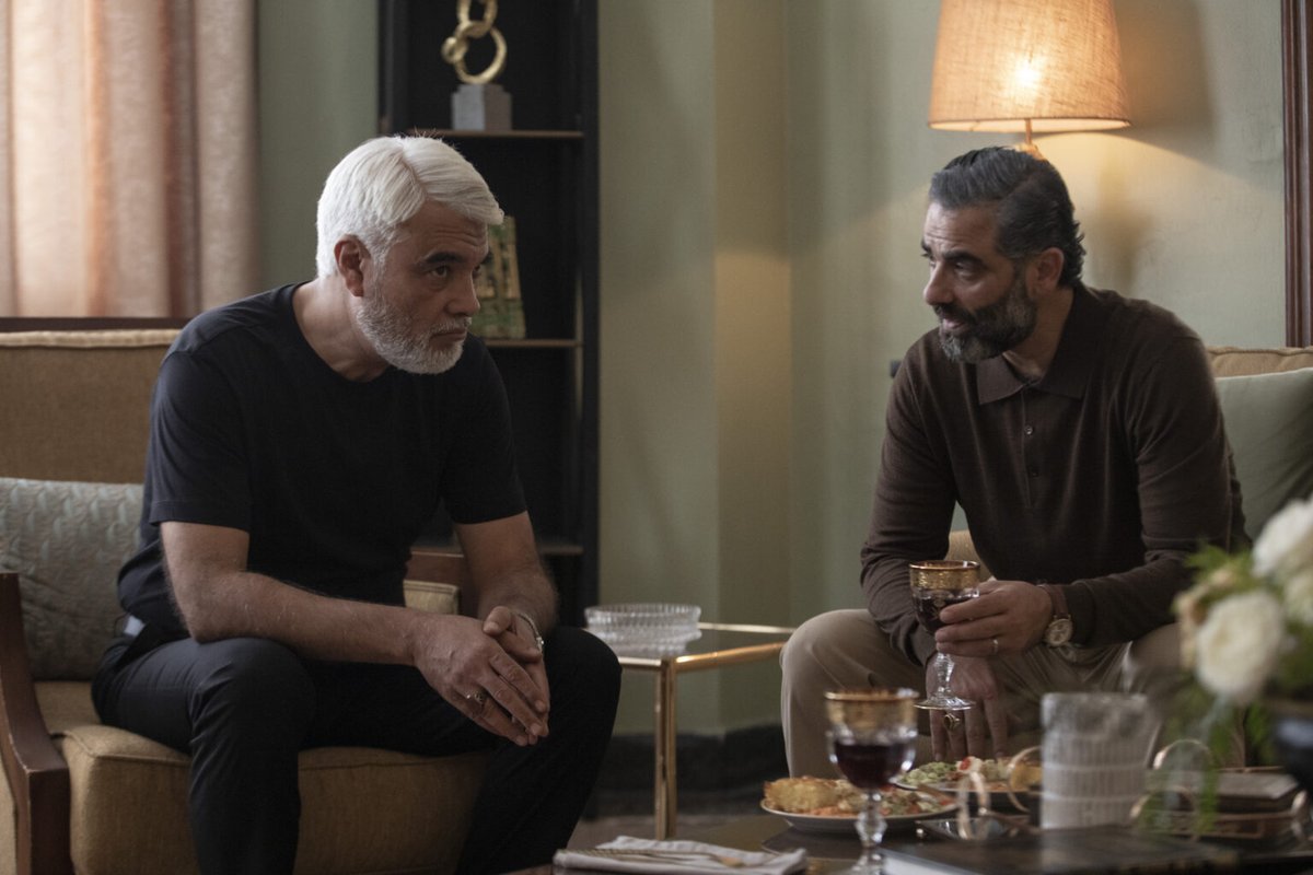 jranil's tweet image. فکر کنم اولین باره که یک فیلم/سریال غیر ایرانی (ایرانی رو هم نمی‌دونم) نقش سردار سلیمانی رو میده کسی بازی کنه. اپیزود سوم #GhostsOfBeirut زندگی تو دمشق رو خیلی لوکس و مفرح نشون میده. 
نقش رو خالد بن شقرا که از ۲۰۱۶ ظاهرا فیلمی نداشته (Khalid Benchegra) بازی میکنه.