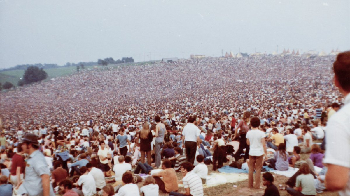 Fun music fact of the day, 
The largest music festival was also the most famous music festival of all time. Woodstock was attended by 400,000 people. 
#Woodstock #musicfestival #music