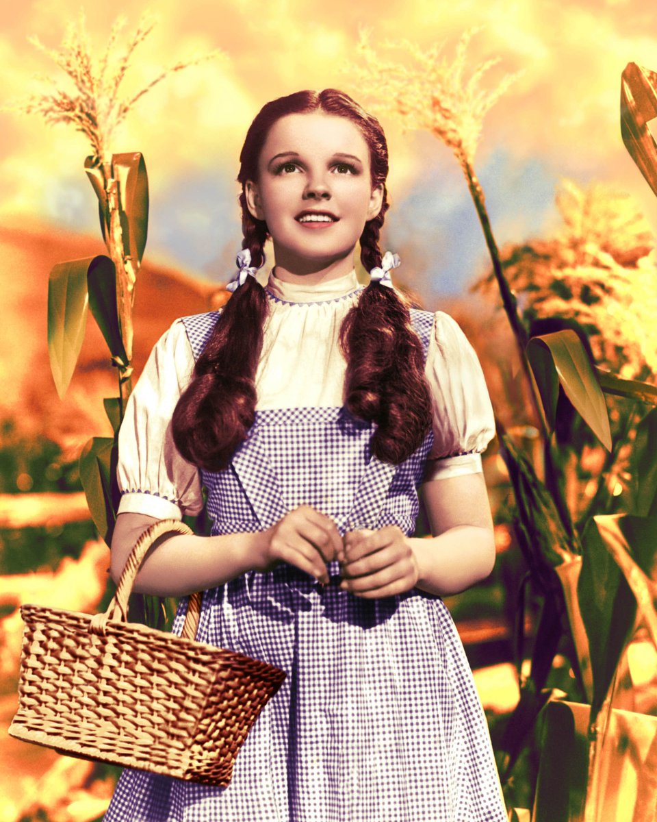 Fun music fact of the day, 
On this day in 1922, the singer and American actress Judy Garland was born. She played many roles throughout her career but was known most for her part as Dorothy in The Wizard of Oz.
#JudyGarland #WizardofOz #singer