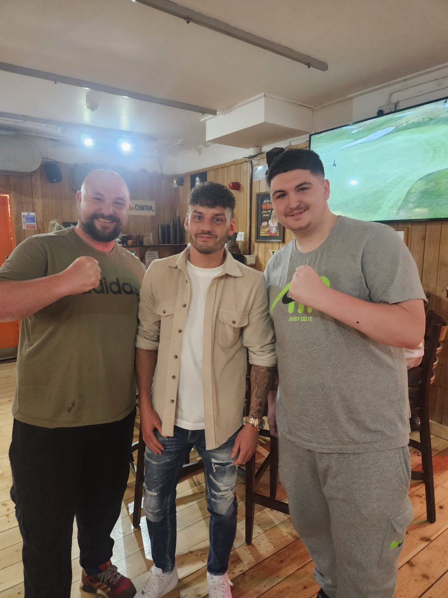 LordDaneAlexand's tweet photo. Just met @itsLeighWood what a gentleman, enjoy that belt. https://t.co/PKnzLmyl2q
