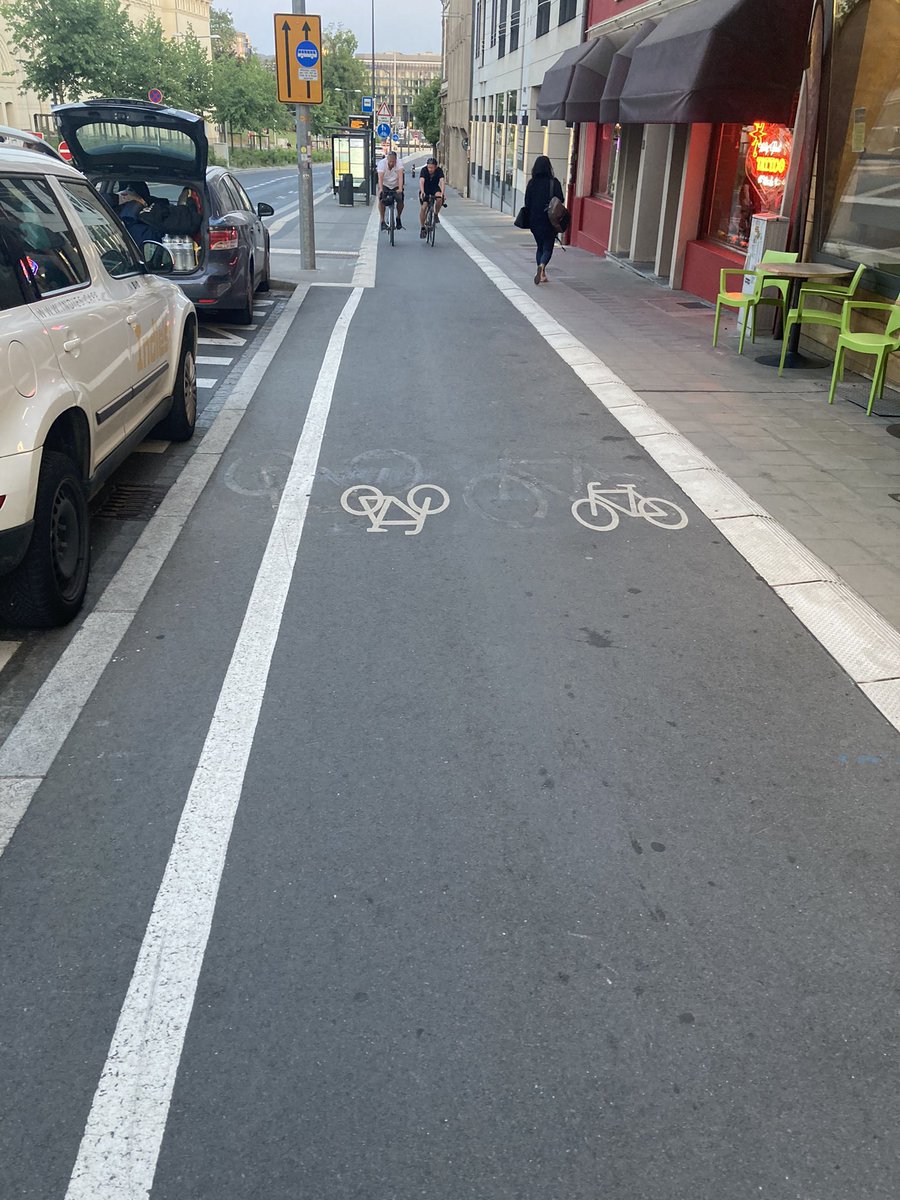 Des Plaz virun « Indies » ass esou geféierlech. Et freet een sech ob déi Leit déi dat do geplangt hun je do treppelen. Vill Velosfuerer fille sech secher a rennen do erof. Als Foussgänger ass een a Gefoor och wann ee well e Bus huelen.Dese Wee misst dringend anescht gestallt gin!