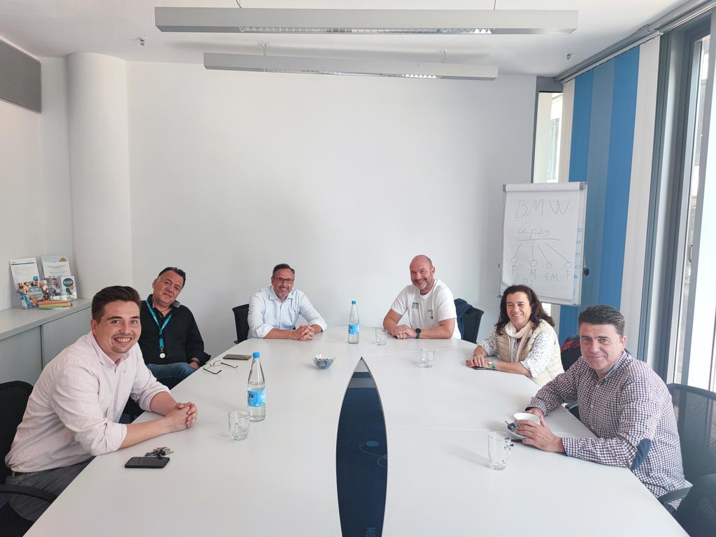 ErasmusTrinidad's tweet photo. Encuentro en Frankfurt 🇩🇪 de nuestra Directora, Administrador y Coordinador Erasmus en las instalaciones de Hoffmann, donde 5 alumnos de @SalesianosSTRD a través del acuerdo que tenemos con esta empresa están trabajando en Siemens y seguirán durante un año. https://t.co/d1KuUA8xKL