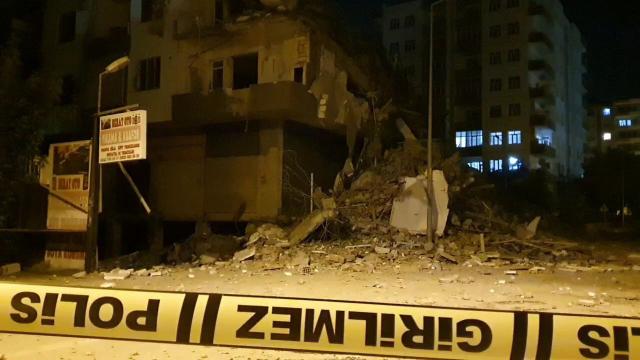 DENKLEM__'s tweet photo. •Diyarbakır’da Kahramanmaraş merkezli depremlerde ağır hasar alarak boşaltılan ve bugün kontrollü yıkımına başlanan 7 katlı bina, akşam saatlerinde çöktü.

Kimsenin yaralanmadığı olay sonrası cadde tedbiren trafiğe kapatıldı. https://t.co/teE5xrtX07