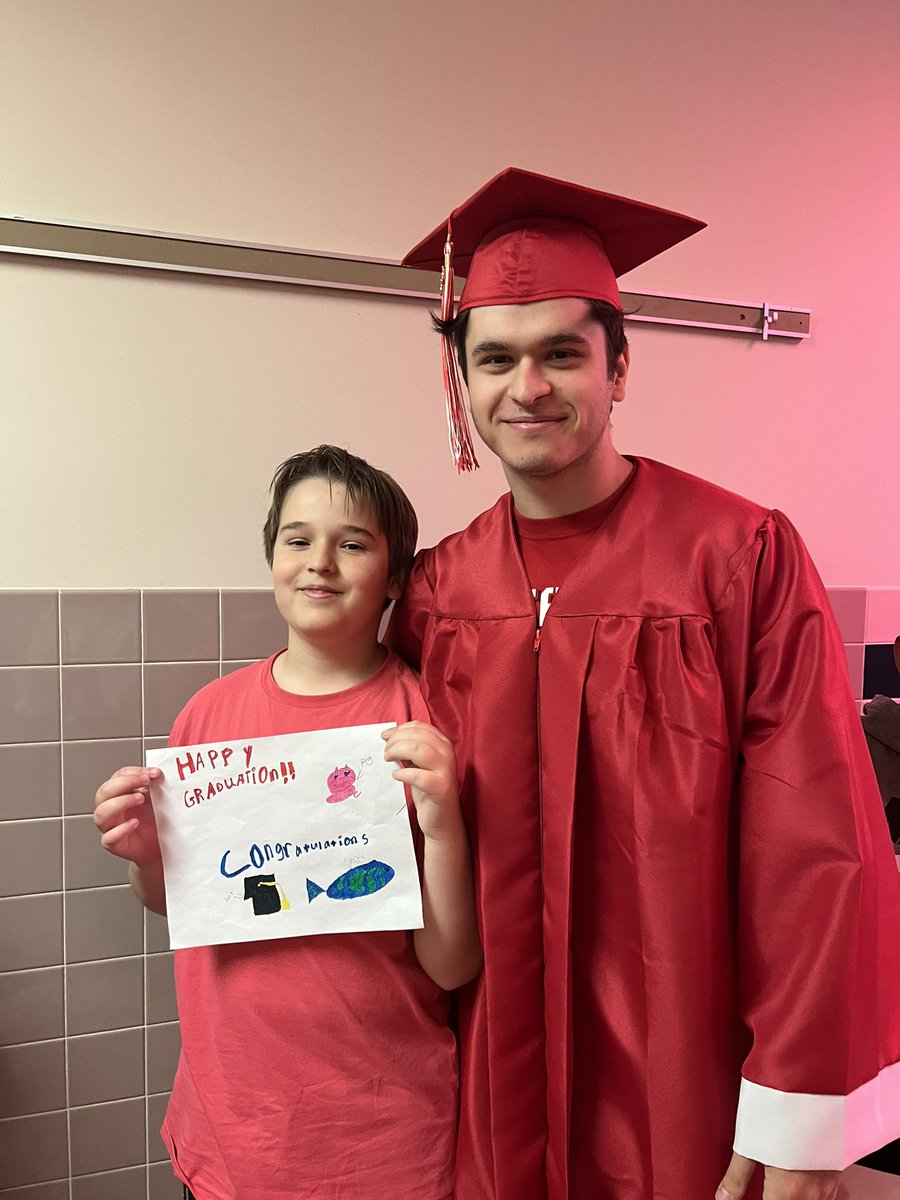 Senior Walk is always a special time, but having siblings that are walking make it more special 🤍🤍 #CVproud #GatorPride @CVSDnews @GRGator