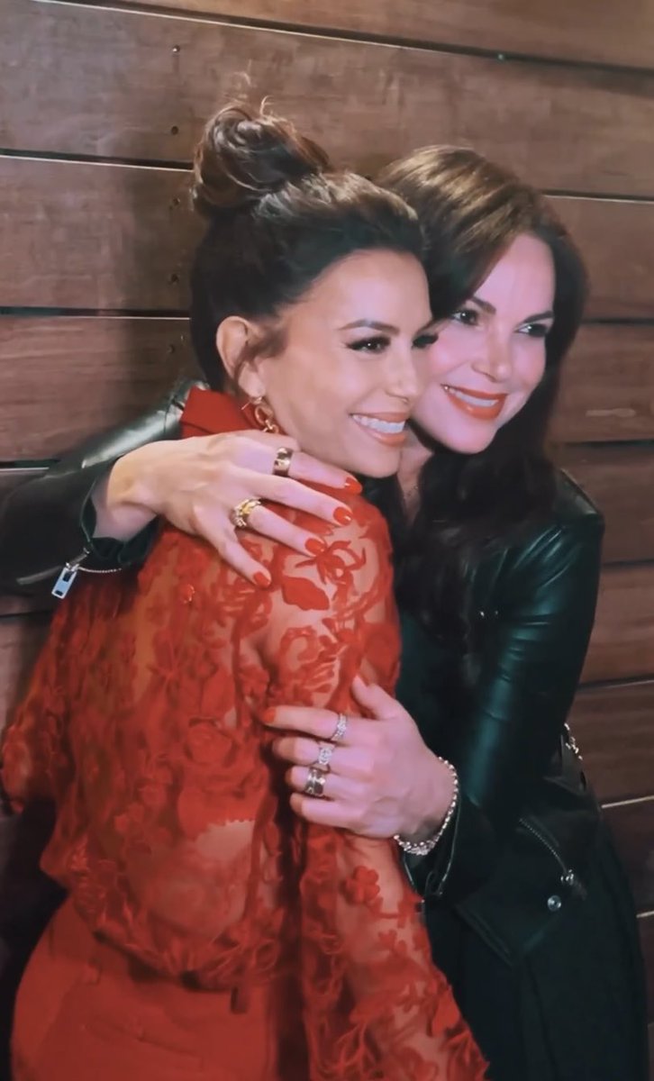 They are so beautiful 😍
@LanaParrilla ♥️