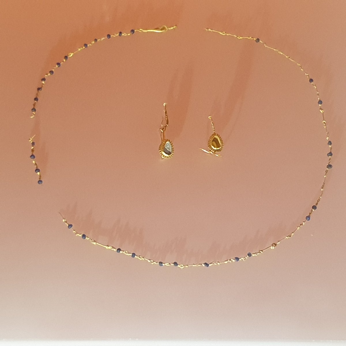 romandieantique's tweet photo. #Avenches /#Aventicum
Collier en fils d'or, orné de perles sphériques de verre bleu foncé, et paire de boucles d'oreilles en or.
Nécropole d'En Chaplix, vers 125 ap. J.-C. (pour les boucles d'oreilles) https://t.co/XI0LdSw3hg