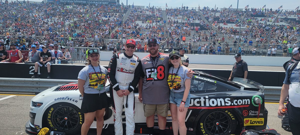 A_Boes21's tweet photo. Safe to say this weekend was a good one! Got to see some old friends and meet some new ones as well. The #enascar setup in the fan zone was super cool as well. https://t.co/3QSUzeH0Wg