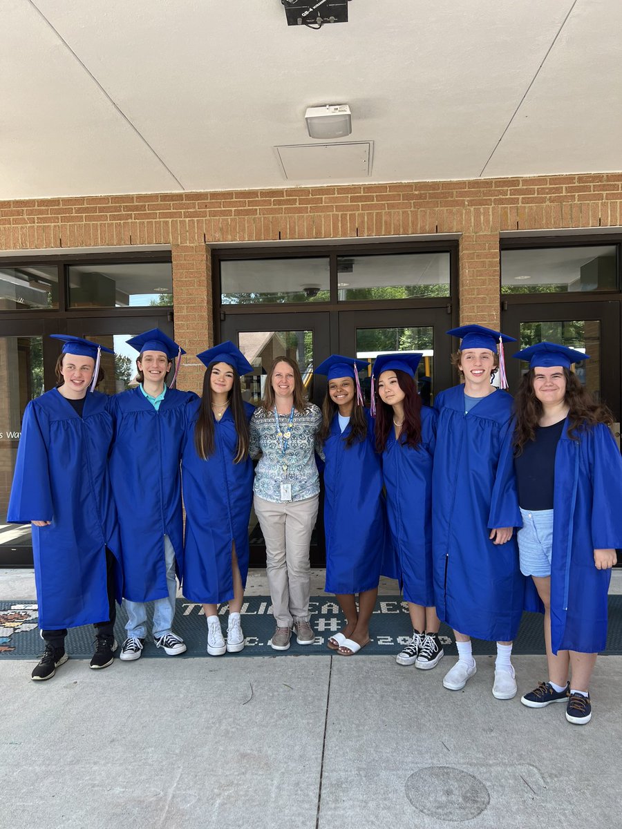 jdsaundersVB5th's tweet photo. Love the Grad Walk tradition sooo much! It was so fun having our Eagles home in the nest! @vbschools @crystal_wilky @Thalia_Ele https://t.co/XsdWgcX3ht