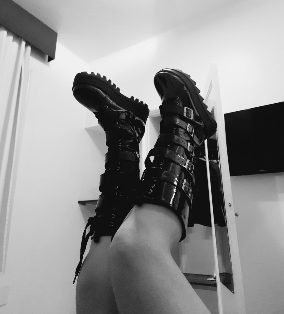 darkfindomme's tweet photo. Um pisão com uma dessa onde: na cara ou nessa coisa horrível que você tem entre as pernas?  

• findom podolatria ballbusting findomme https://t.co/7CPWC94E4j