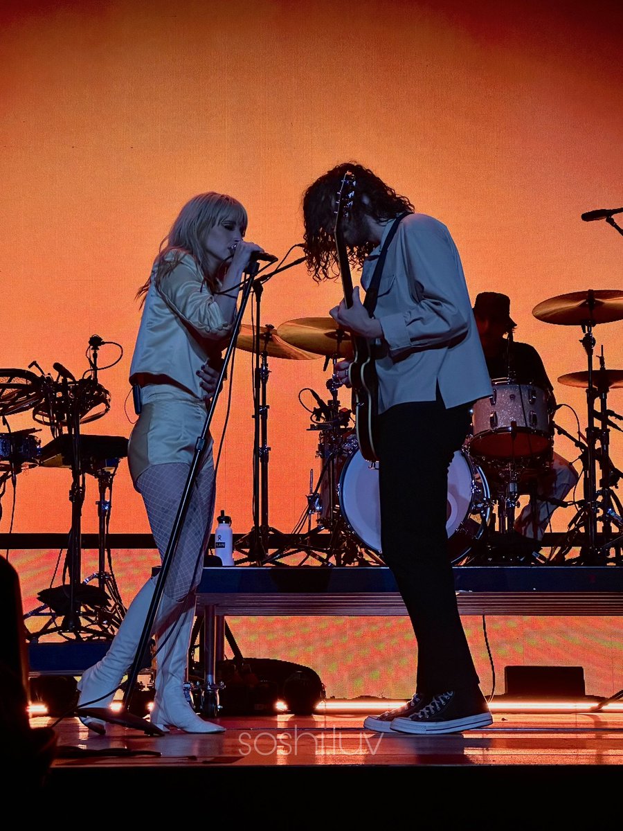 vitamiinji's tweet photo. Paramore is the best band in the world #paramoreCleveland #ParamoreSavedMeToo https://t.co/lmkFDc5UNp