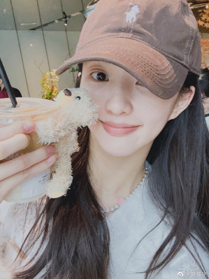 dramapotatoe's tweet photo. #LiuXiening shares new selfies with a bear plush~ https://t.co/4DhnFMI0Yl