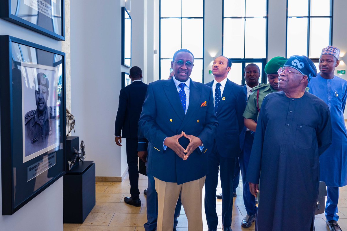 See how he's blushing like a child on excursion. Well, your short excursion go soon end sir, enjoy it while it lasts cos we're taking our mandate back soon 💪
---
Toto| Even Tinubu| NLCStrike| Keyamo| Yul Edochie| PDP Witness | INEC | SANdalili | Christians | Oshiomhole