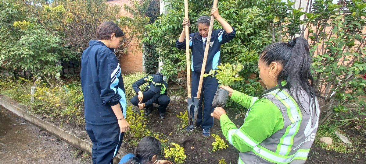UrbaserDuitama's tweet photo. ¡Nos unimos para conmemorar el día mundial del medio ambiente! 😍🌍💚

Con el Colegio Francisco de Paula Santander y la @PoliciaBoyaca, estuvimos sembrando 5️⃣0️⃣ especias vegetales, acciones que buscan contribuir y cuidar nuestra casa común. 🪴🫱🏻‍🫲🏽💧

#UrbaSerCompromiso https://t.co/0GcXs2gYBH