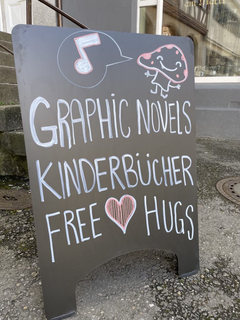 Der neue "RemmiDemmi' Bookshop ist eine bunte und fröhliche Abwechslung innerhalb der Bücherladen-Szene in #Tübingen. Raus aus dem Alltag, rein ins Buchabenteuer - auf dem Marktplatz. Typisch Tübingen! #visittuebingen #Bücher #Shopping