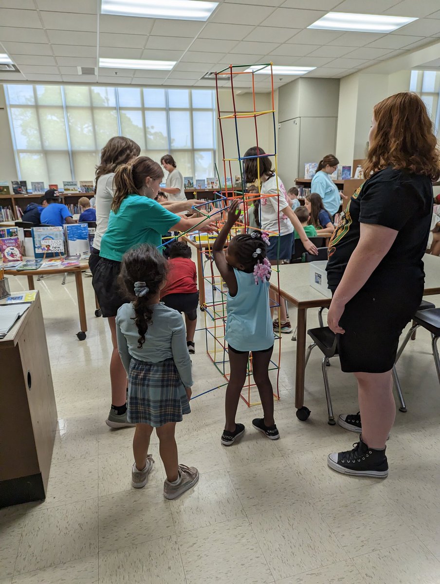Wonderful leadership from our grade 8 students with our Kindergarten friends in the Learning Commons 📚 <a href="/JohnCampbellPS/">John Campbell PS</a>