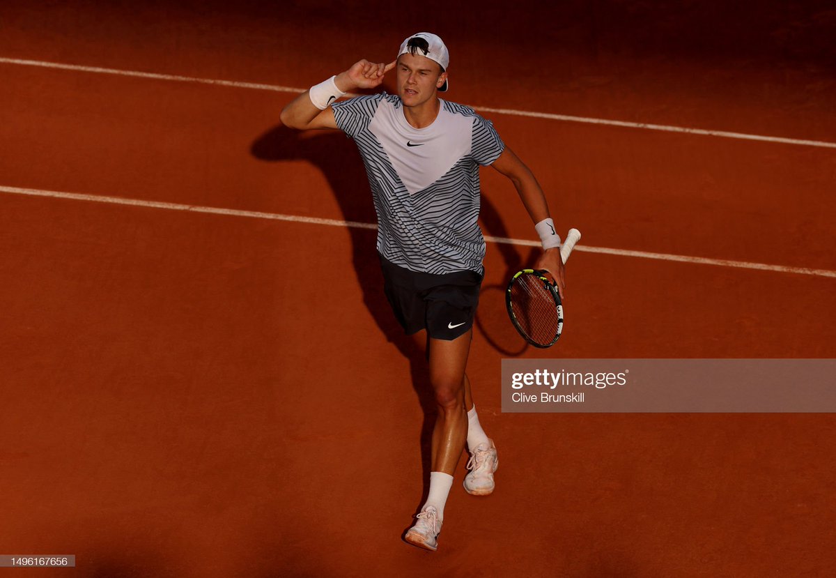 running_rune's tweet image. 💥 FIGHTERRRRRRR 💥

Holger Rune scrapes through Francisco Cerundolo 7-6(3), 3-6, 6-4, 1-6, 7-6(7) after nearly 4 hours to reach #rolandgarros QFs for the 2nd year in a row!

Rune's FIRST career 5-set victory!

📸: Clive Brunskill | Getty