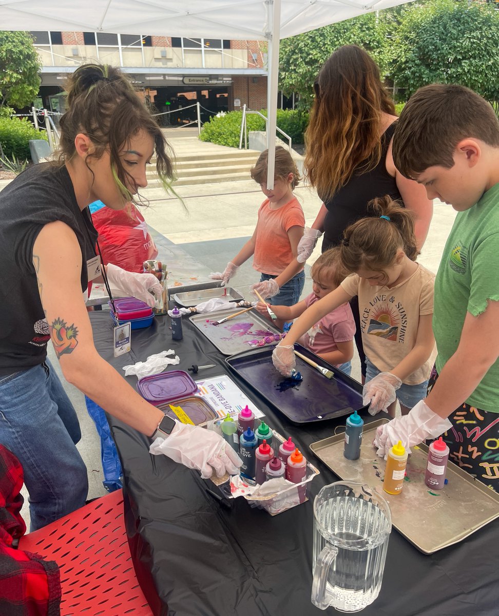 AkronArtMuseum's tweet photo. Our FREE Family Day: Keith Haring is happening on Saturday, July 8th from 11 AM - 3PM!
Register for free here: https://t.co/RTm3bFiVGr
#DowntownAkron #Akron #AkronOhio #AkronEvents #AkronKids #AkronFamily #AkronArtMuseum #AkronArt https://t.co/3SQ2Xno3Rw
