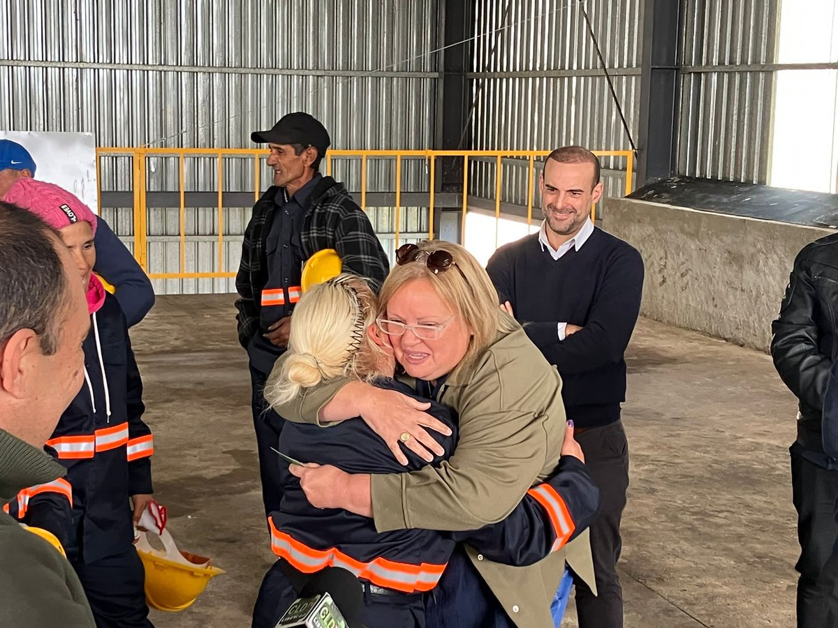 sebaft's tweet photo. Junto a la Intendente de San José y todo el equipo de gestión, @inacoop @midesuy , estamos acompañando el proceso de conformación de una cooperativa de trabajo de recicladores en el marco del cierre del Vertedero de Ciudad del Plata y la apertura del Centro de Transferencia. https://t.co/LB2eVJO7VI
