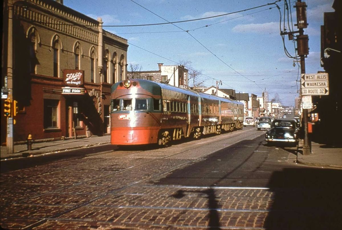 JGrantGlover's tweet photo. The North Shore Line's electroliner was basically a glorified trolley and it still made the trip between Chicago and Milwaukee in the same amount of time as modern Amtrak service. Nearly 100 years ago. Under fully electric power. https://t.co/EucZrqIGHP