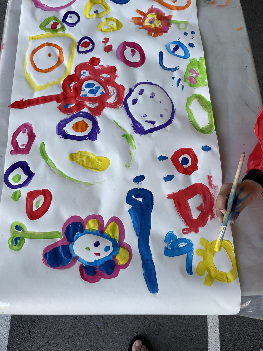 Réalisation de banderoles colorées pour notre expo idéale avec les Ms en décloisonnement . Travailler ensemble sur des grands formats, à l’ extérieur sur fond musical ! Top!
#artsvisuels #Maternelle #Expoidéale