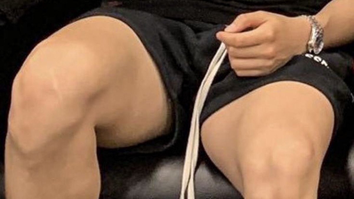 EB0YRM's tweet photo. oh my god im in love with his details https://t.co/ECJJ8z1bb8