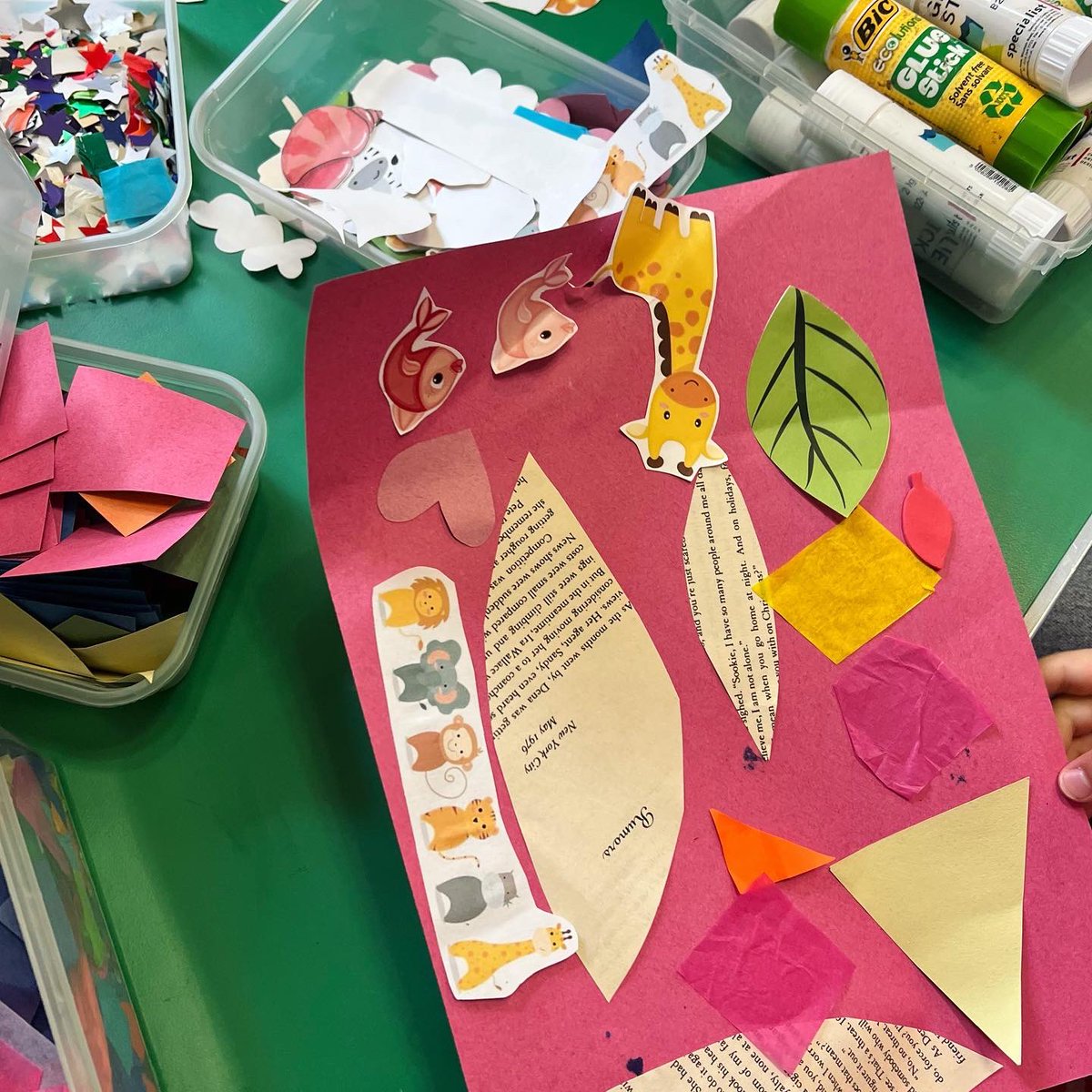 We had a lovely #MessyMorning at #CharltonLibrary in Friday 🎨 We repurposed old book paper to create pictures using different materials! 🌸✂️🖍️ Join us on Tuesdays and Fridays at 10:30-11:30am for more #CraftingFun, make friends + borrow books 📚 #LoveYourLibrary