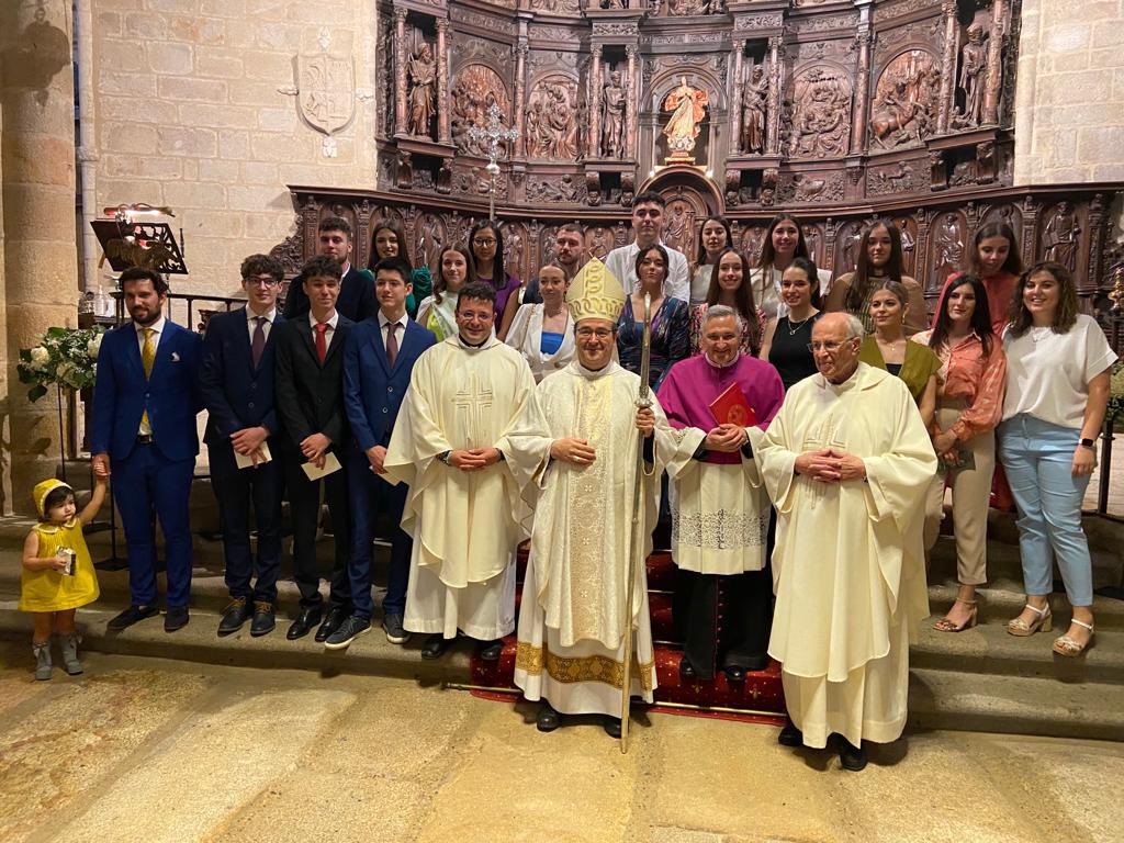 PUcaceres's tweet photo. El pasado día 4 de junio la pastoral universitaria presentó a un grupo de 20 jóvenes universitarios que recibieron el Sacramento de la Confirmación de manos del Obispo de Coria-Cáceres, D. Jesús Pulido en la Concatedral. https://t.co/o0pBdtttfj