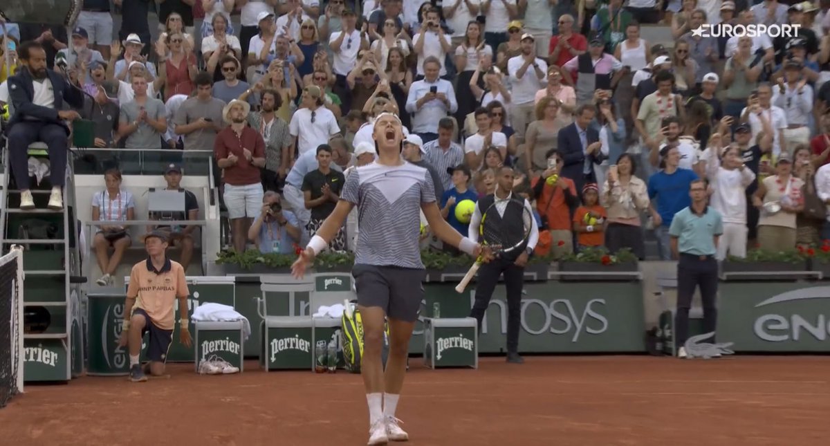 josemorgado's tweet image. Holger Rune comes back from 3-4 0-40 down int he 5th to beat Francisco Cerundolo 7-6(3), 3-6, 6-4, 1-6, 7-6(10-7) and reach back to back QFs at #RolandGarros 

And once again… vs. Caper Ruud.