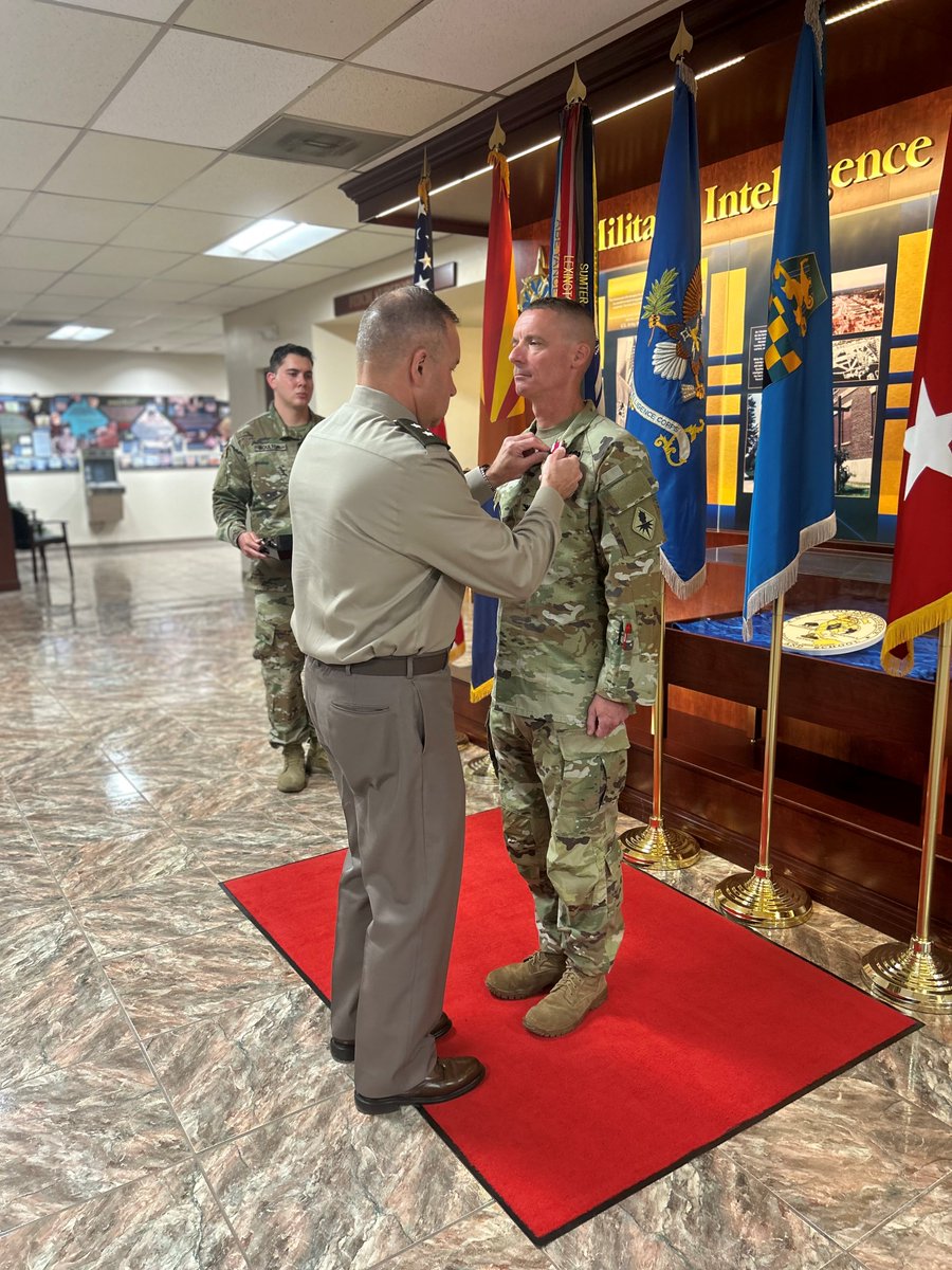 wolfpack_90's tweet image. This morning I said farewell to my Commandant, Col. Crayton Simmons. Crayton will be greatly missed by #TeamHuachuca, but we wish him and his family the best as they head east to continue our critical military intelligence mission!  #PeopleFirst I #AlwaysOutFront