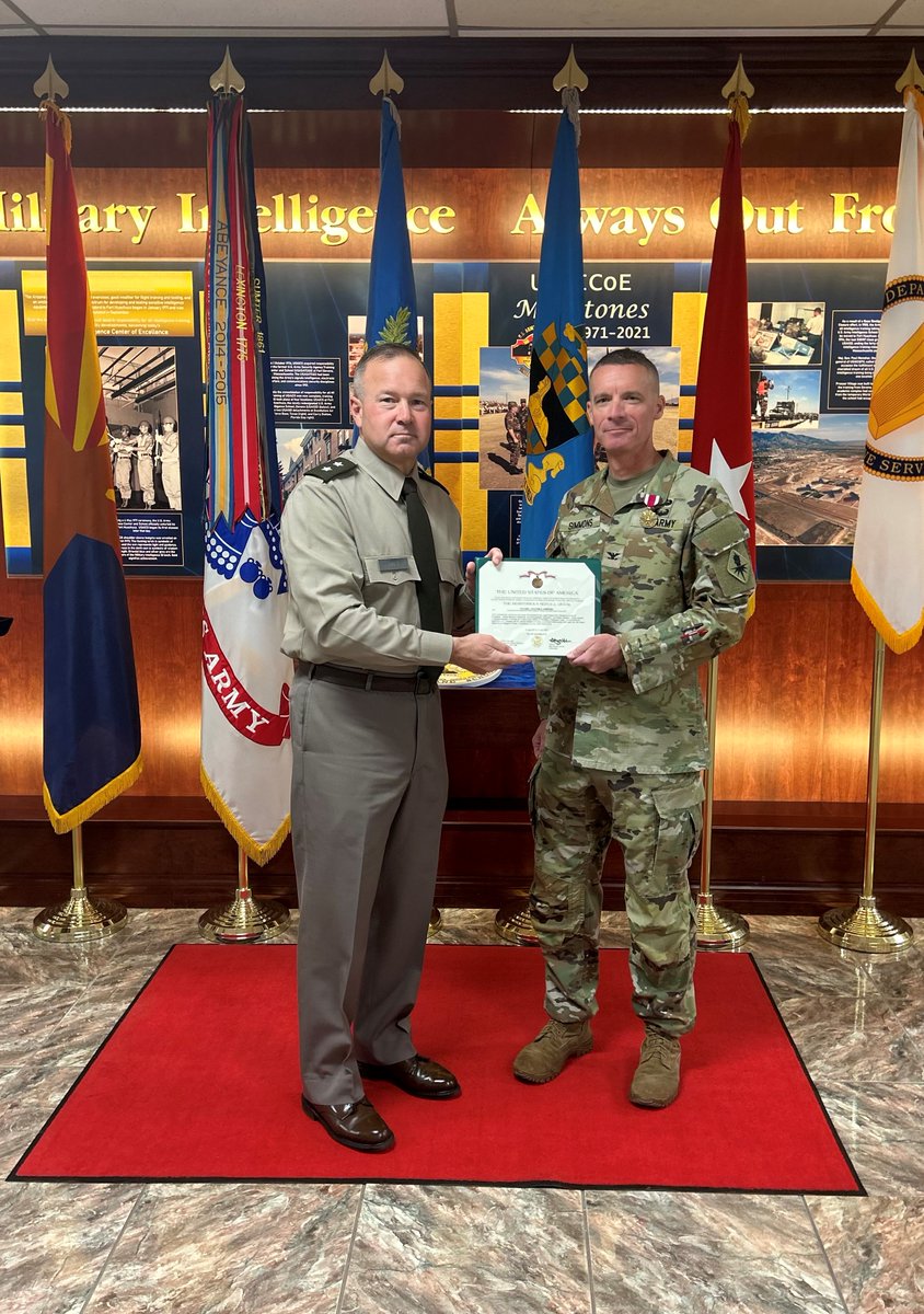 wolfpack_90's tweet image. This morning I said farewell to my Commandant, Col. Crayton Simmons. Crayton will be greatly missed by #TeamHuachuca, but we wish him and his family the best as they head east to continue our critical military intelligence mission!  #PeopleFirst I #AlwaysOutFront