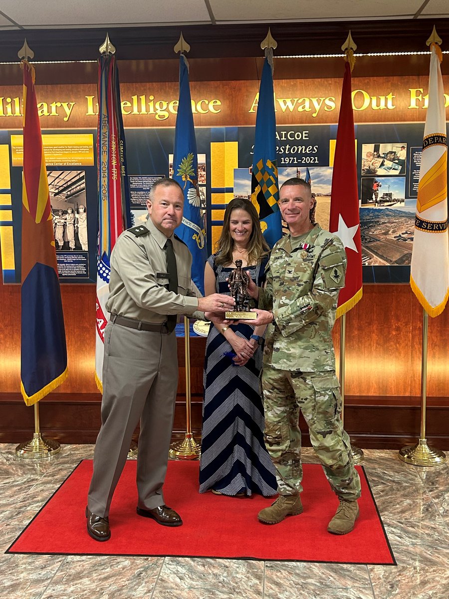 wolfpack_90's tweet image. This morning I said farewell to my Commandant, Col. Crayton Simmons. Crayton will be greatly missed by #TeamHuachuca, but we wish him and his family the best as they head east to continue our critical military intelligence mission!  #PeopleFirst I #AlwaysOutFront