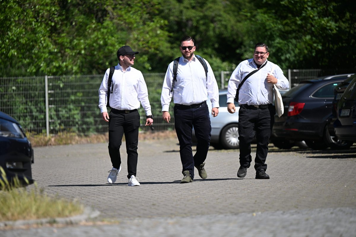 recherchenorth's tweet photo. Neonazis der NPD führten vergangenes Wochenende ihren 22. Bundesparteitag in Riesa (#Sachsen) durch. Hier wurde die Umbenennung in #DieHeimat und die Gründung einer "Anti-Parteien-Bewegung" beschlossen.
#nonazis #GegendieHeimat

Bericht und Bilderstrecke: https://t.co/l513k4RTgD https://t.co/9SQgdrZed3